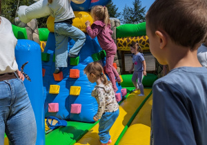 Dzieci bawią się na dmuchańcach.