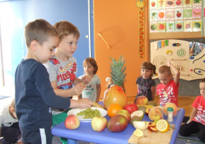 Dzieci poznają owoce za pomocą dotyku.