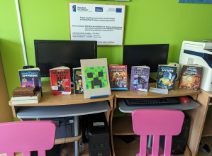 Wystawa książek o tematyce Minecraft.