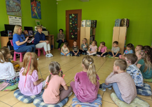 Dzieci słuchają opowiadania.