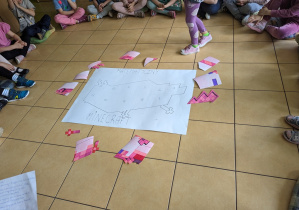 Dzieci rozwiązują zagadki i układają puzzle.