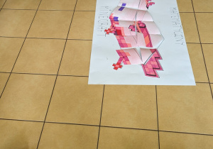 Dzieci rozwiązują zagadki i układają puzzle.