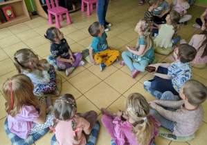 Dzieci wykonują zadania w zespołach.