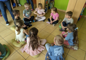 Dzieci wykonują zadania w zespołach.