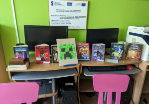 Wystawa książek o tematyce Minecraft.