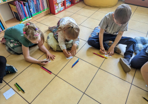 Dzieci kolorują postać Creepera według wzoru.