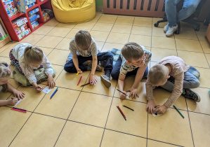 Dzieci kolorują postać Creepera według wzoru.