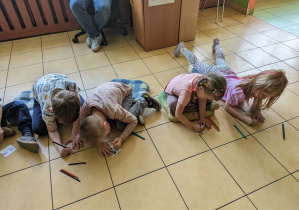 Dzieci kolorują postać Creepera według wzoru.