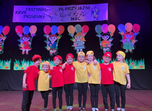 Dzieci pozują do zdjęcia na scenie Festiwalu.