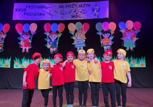 Dzieci pozują do zdjęcia na scenie Festiwalu.