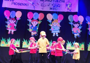 Dzieci wykonują układ taneczny.