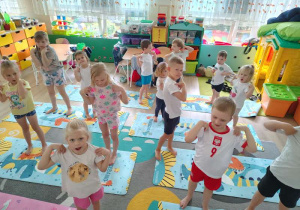 Dzieci rozgrzewają ramiona.