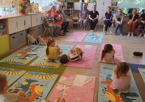 Dzieci ćwiczą na matach.