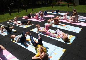 Joga w ogrodzie przedszkolnym.