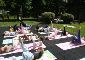Joga w ogrodzie przedszkolnym.
