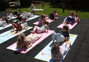 Joga w ogrodzie przedszkolnym.