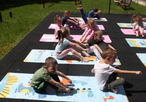Joga w ogrodzie przedszkolnym.