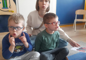 Dzieci i rodzice układaja ustaw dziubek.