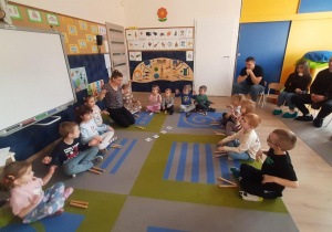 Dzieci naśladują ruchy nauczycielki.
