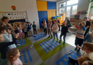 Dzieci naśladują ruchy nauczycielki.