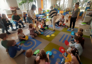 Dzieci z kółkami w 4 kolorach.