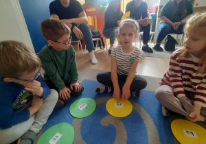 Dziewczynka czyta sylabę .