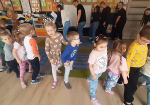 Dzieci i rodzice we wspólnej zabawie "Stonoga".