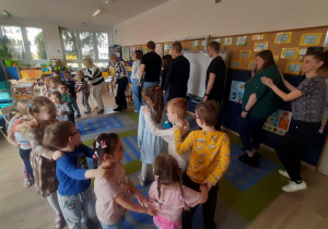 Dzieci i rodzice we wspólnej zabawie "Stonoga".