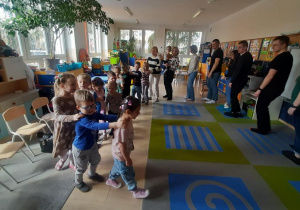 Dzieci i rodzice we wspólnej zabawie "Stonoga".