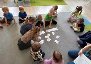 Dzieci pracują z obrazkami.