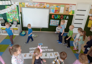 Dzieci pracują z obrazkami.