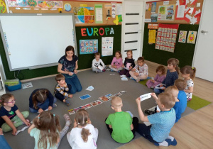 Dzieci pracują z obrazkami.