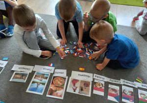 Dzieci pracują z obrazkami.