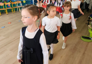 Dzieci tańczą poloneza.
