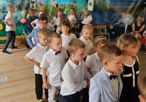 Dzieci tańczą poloneza.