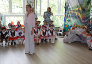 Pani dyrektor wita przybyłych gości.