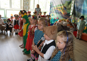 Dzieci witają przybyłych gości.