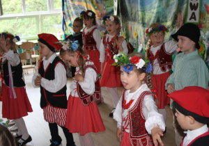 Dzieci z grupy 1 wykonują taniec.