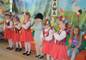 Dzieci z grupy 1 wykonują instrumentację.