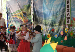 Dzieci z grupy 1 wykonują instrumentację.