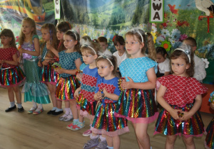 Dzieci z grupy 2 wykonują instrumentację.