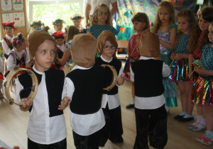 Dzieci z grupy 2 wykonują instrumentację.