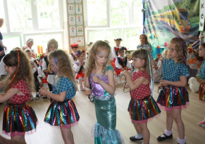 Dzieci z grupy 2 wykonują instrumentację.