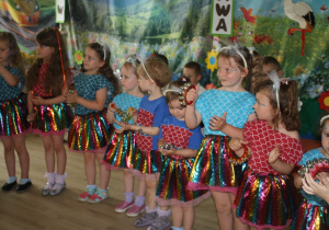 Dzieci z grupy 2 wykonują instrumentację.