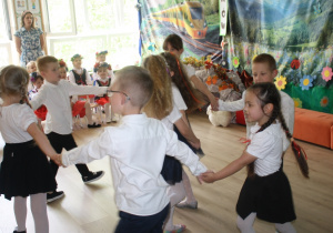 Starszaki z grupy 1 i 2 żegnają przedszkole.