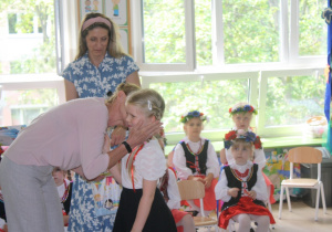 Dzieci otrzymują dyplomy zakończenia edukacji przedszkolnej.
