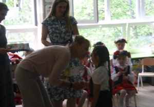 Dzieci otrzymują dyplomy zakończenia edukacji przedszkolnej.