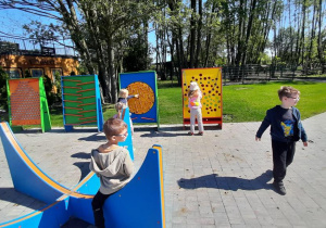Dzieci bawią się na placu.