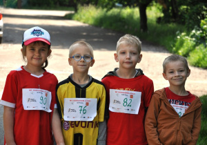 Starszaki czekają na start biegu.