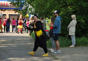 Kibice stoją przy linii mety.